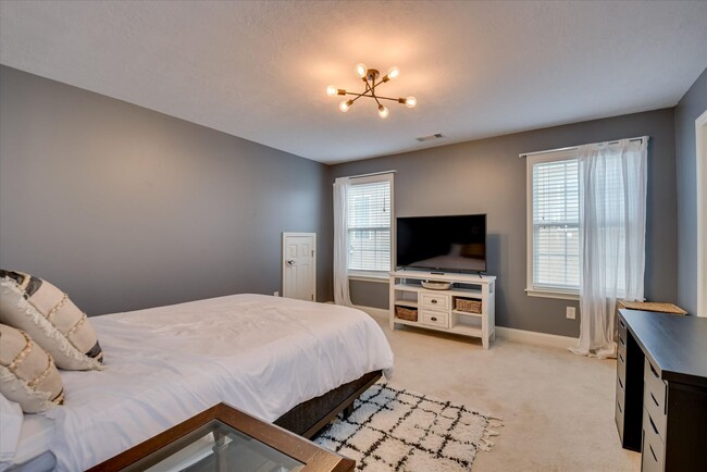 Building Photo - 5 Bed/3 Bath home with Primary Bedroom & a...