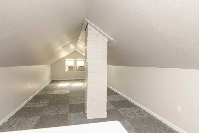 Building Photo - 124 Riverside Dr