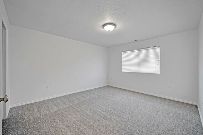 Building Photo - Beautiful 3 Bed Ivory Ridge T/home w 2 car...
