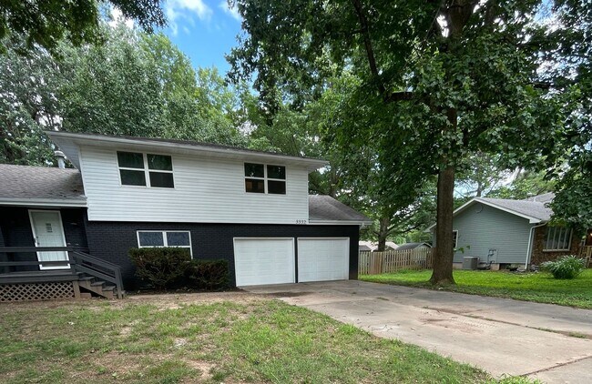 Building Photo - 6 Bed 2.5 Bath 2 Car Garage