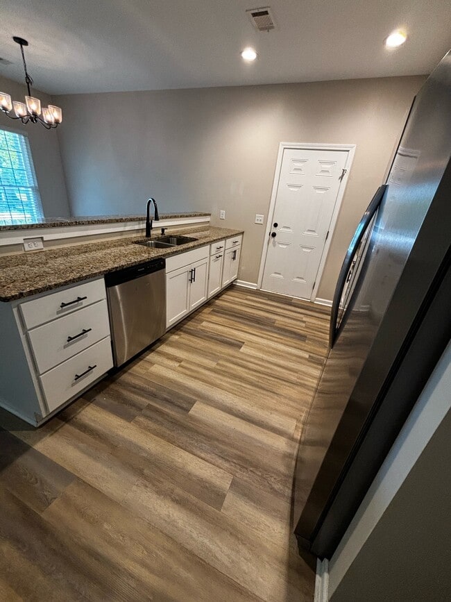 Building Photo - 715 Truman St