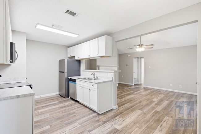 Building Photo - 13305 Waverly Ct