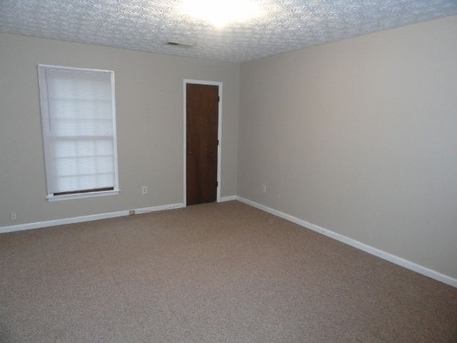 Building Photo - 2870 Lakemont Dr SW