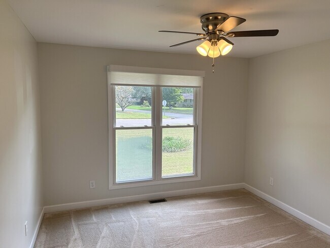 Building Photo - 3 Bed / 2 Bath Rental House in Huntsville, AL 35802