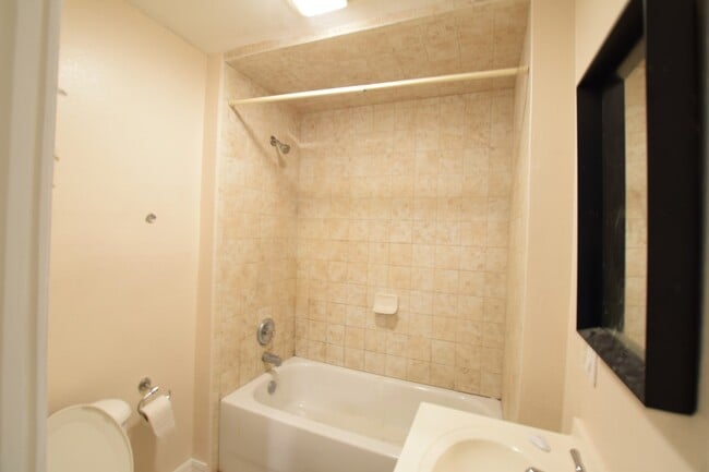 Building Photo - Charming 3 Bed 1.5 Bath Town Home for Rent...