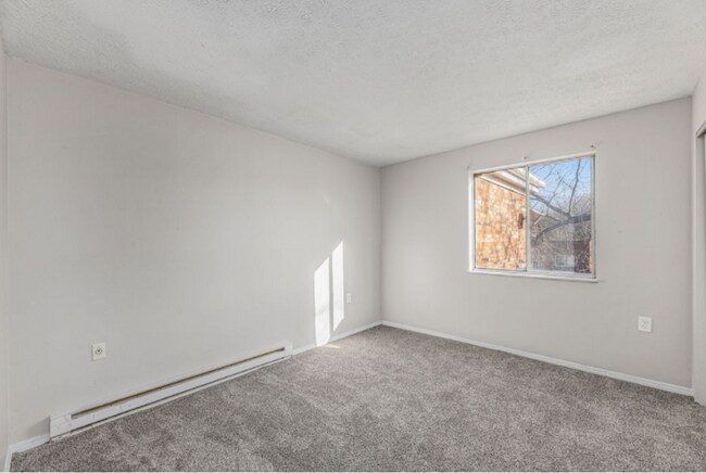 Building Photo - Recently renovated 1-bedroom suite