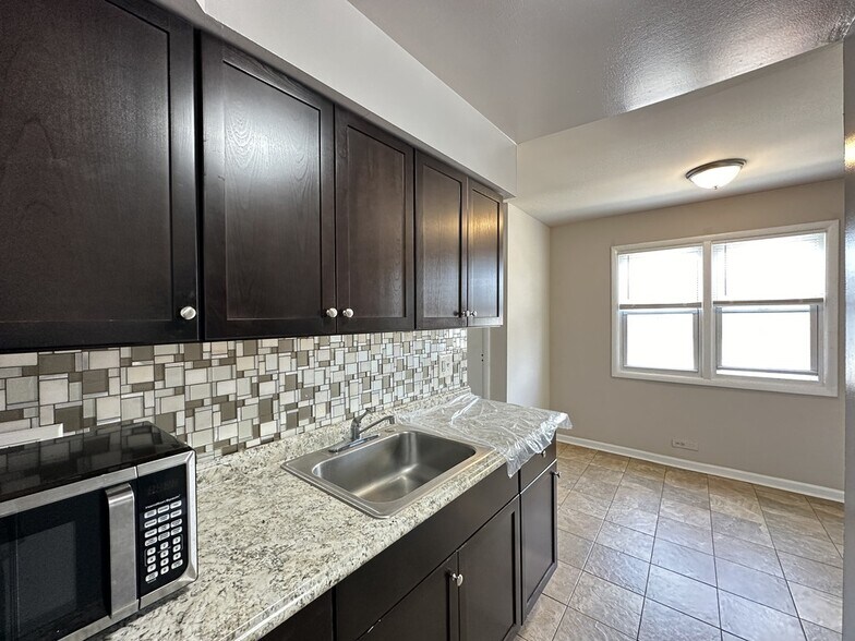 Building Photo - 9610 Ivanhoe Ave