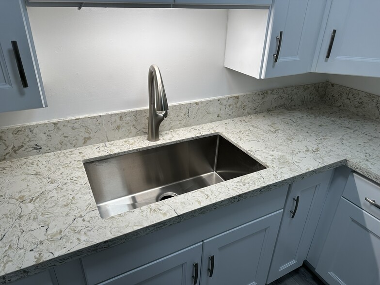 Farmhouse sink - 20336 Cohasset St