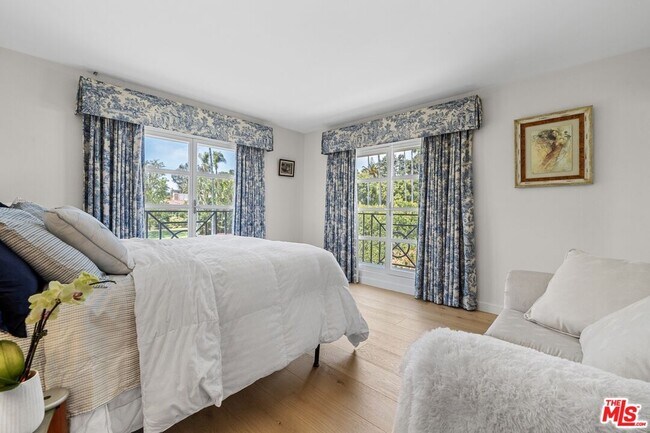 Building Photo - 910 N Crescent Dr