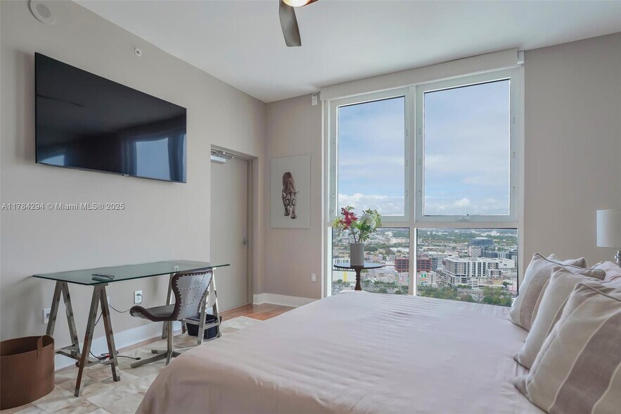 Building Photo - 2020 N Bayshore Dr