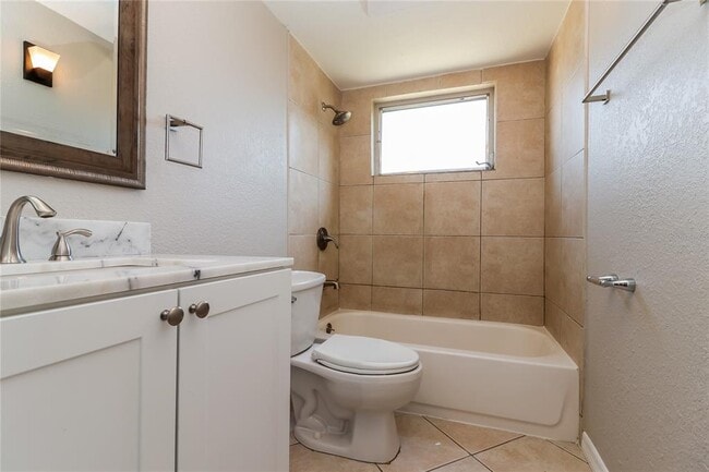 Building Photo - 3208 Primrose Dr