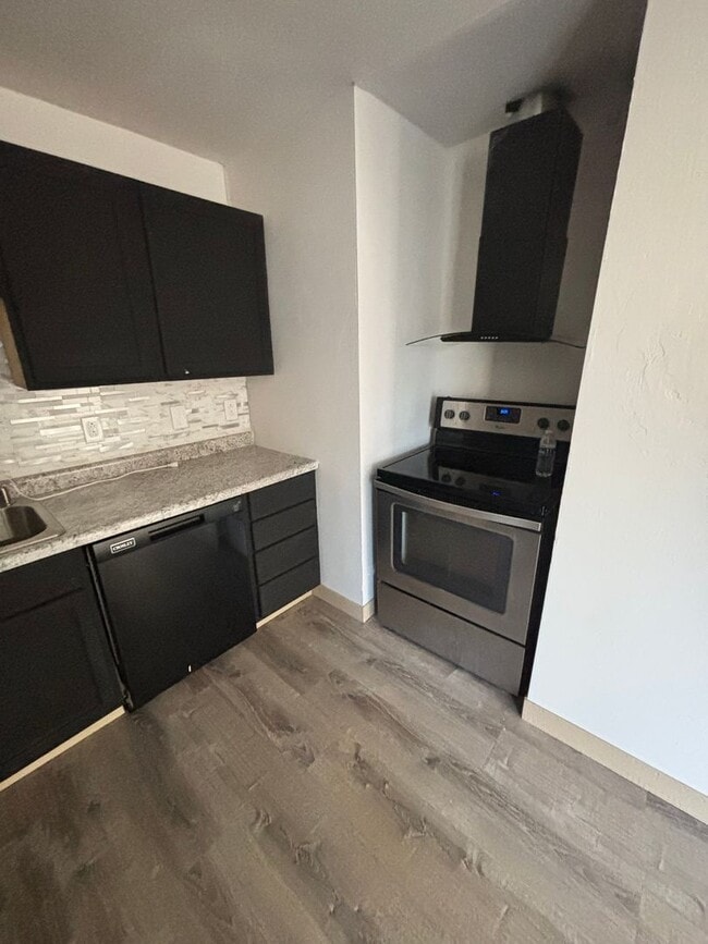 Building Photo - 4 bed 1 bath remodeled house!