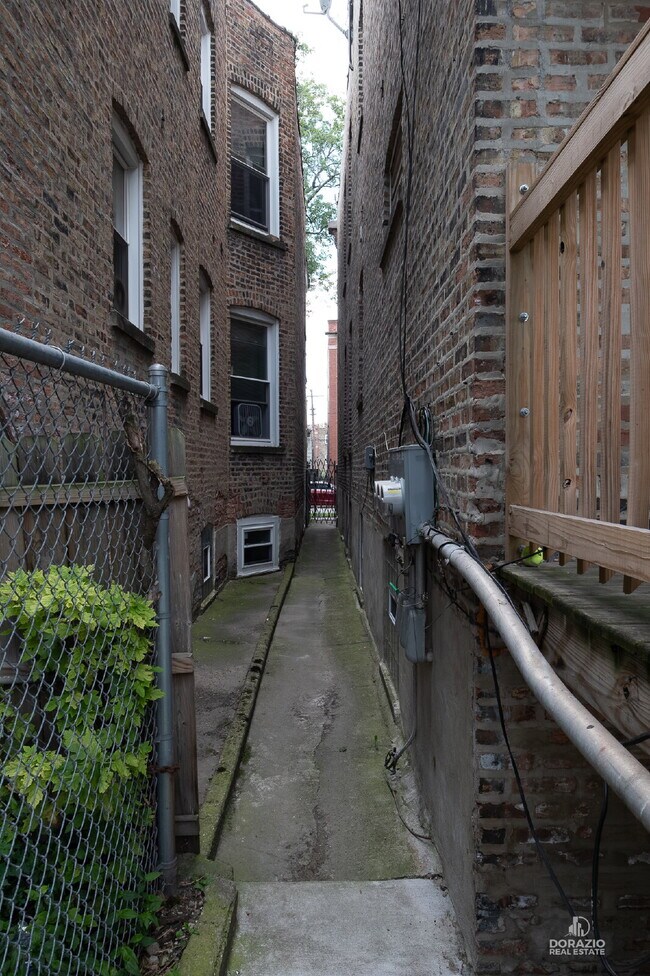 Building Photo - Modern 4BR Apartment with Hardwood Floors, Balcony & Central A/C