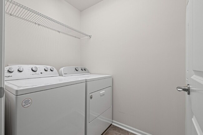 Building Photo - "3-Bed Townhouse Retreat on Elders Story R...
