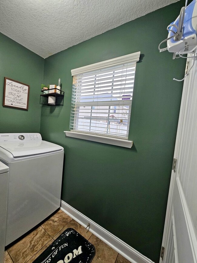 Building Photo - Spacious 5-Bedroom, 3-Bathroom Home for Re...