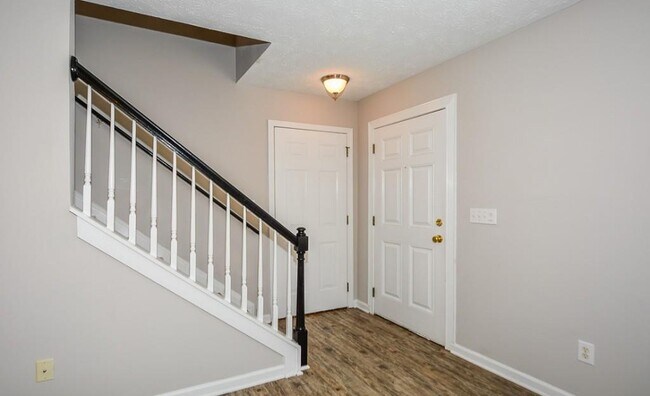 Building Photo - 612 Spanish Oak Dr