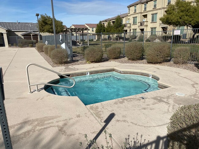 Building Photo - SE!!  Gated!! Community Pool!! Clubhouse!!...