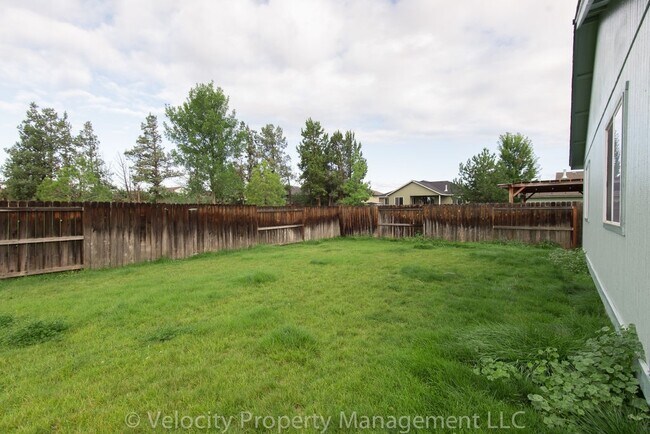 Building Photo - Charming Single Level Redmond Home!