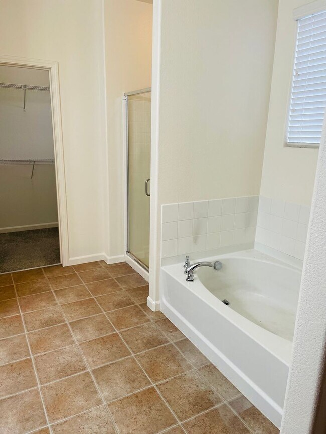 Building Photo - Modern 2 bed/2.5 bath with BONUS ROOM in West Sac