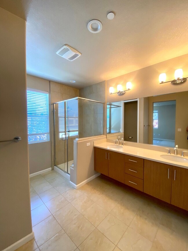 Building Photo - 910 Montage Cir