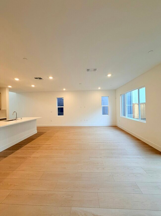 Building Photo - 325 N Paso Robles Dr