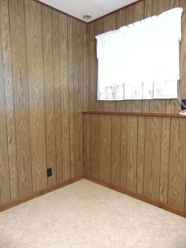 Building Photo - Fayette Family Farm House!