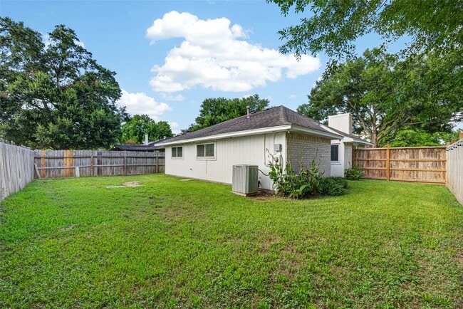 Building Photo - 17006 Enchanted Cir E
