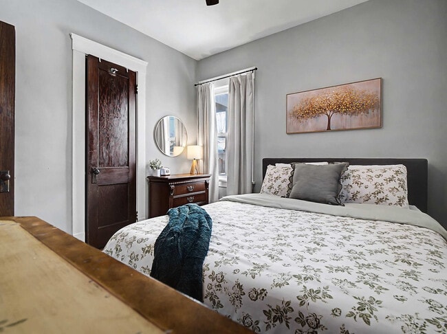 Building Photo - 10619 Bernard Ave