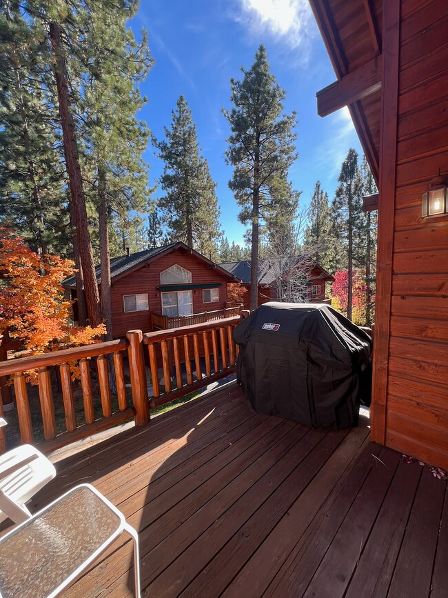 Building Photo - Low Elevation Home Steps From Championship Golf Course