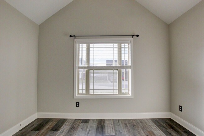 Building Photo - Sharp 3bed 2 ba.  upgrades throughout.