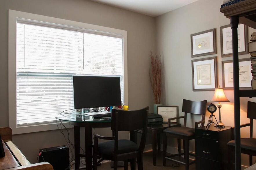 Building Photo - 304 Spring St