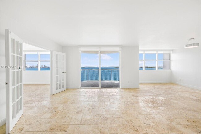 Building Photo - 1420 Brickell Bay Dr