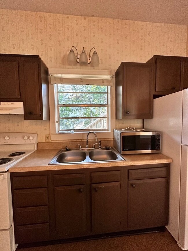 Building Photo - Downtown Fernandina Beach! Sunny 2 Story!