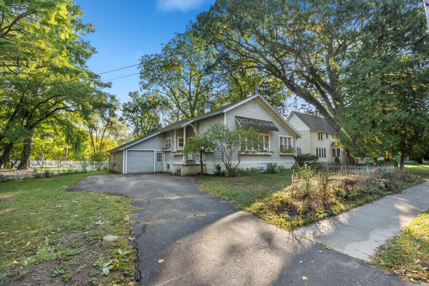 Building Photo - 630 Pleasant St