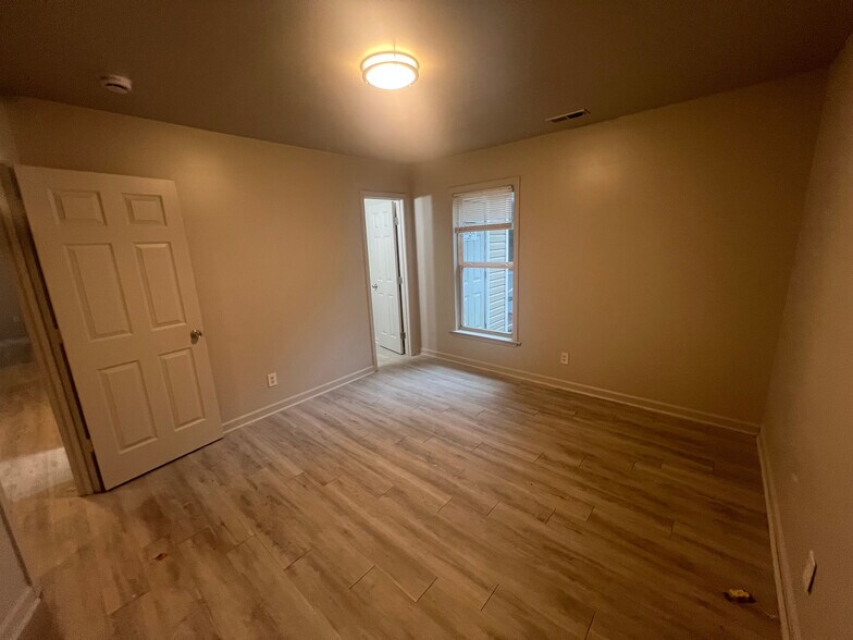 Building Photo - Room in Duplex on Beck St