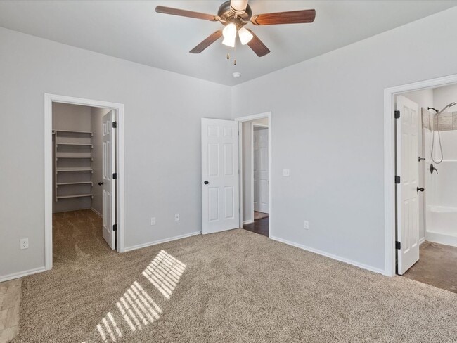 Building Photo - 3BR 2BA duplex with 2 car garage!!