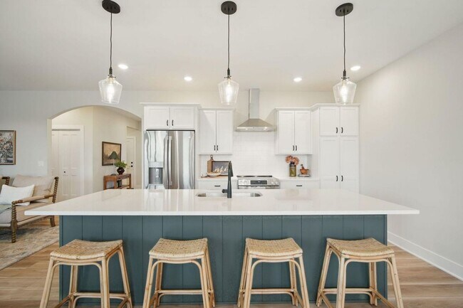 Building Photo - 3 Bedroom Townhome Available November 5th,...