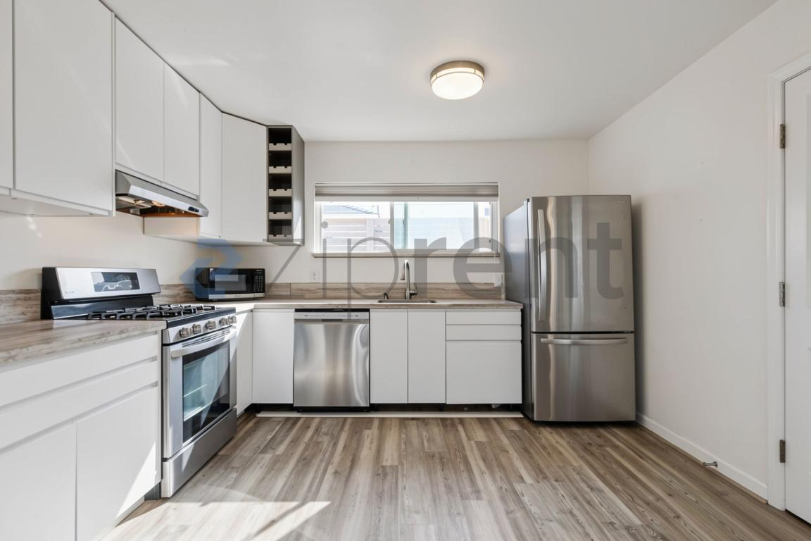 Building Photo - Unit B
