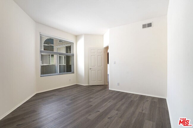 Building Photo - 620 S Gramercy Pl