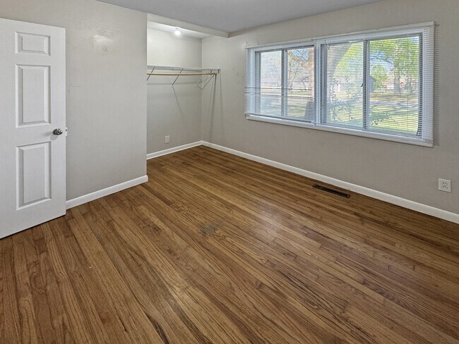 Building Photo - 1707 Buena Vista Cir SE