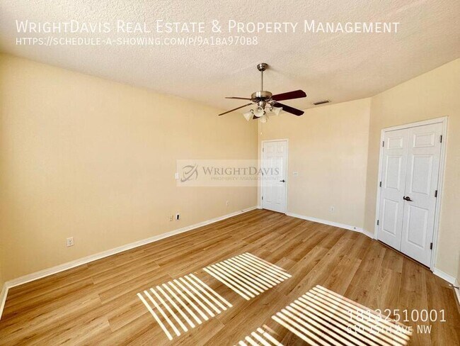 Building Photo - 610 15th Ave NW