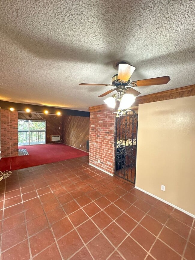 Building Photo - Long Beach 2 bed 2 bath - 2 Car Gar - Gated Community - Great Amenities!