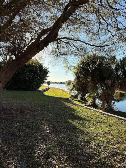 Building Photo - 1231 W River Dr