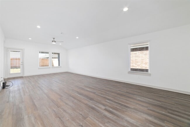 Building Photo - 7010 Fleetwood Crescent Wy