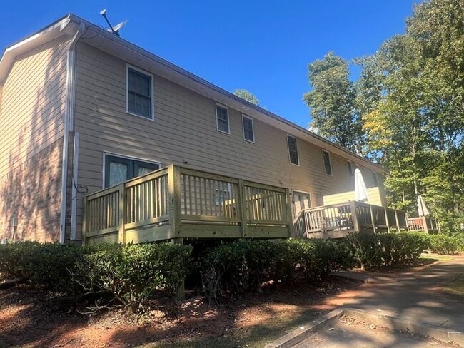 Building Photo - Ready to view now finally a 2 bedroom 1.5 ...