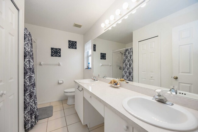 Building Photo - Nestled in the picturesque community of Rotonda Lakes!