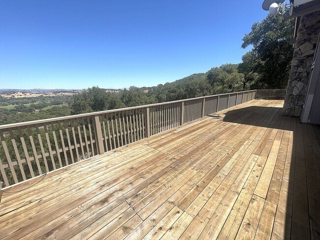 Building Photo - $5295 - Large Gorgeous 3/2 Tri-Level Home ...