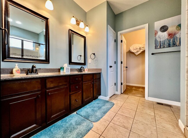 Building Photo - 5531 Oakview Terrace
