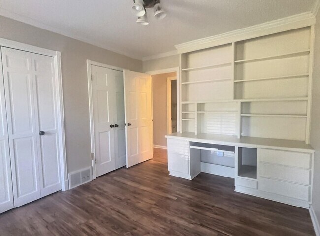 Building Photo - 335 Alexander Cove