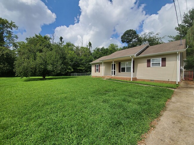 Building Photo - $1325.00 - Adorable 3 Bedroom 2 Bath Home ...